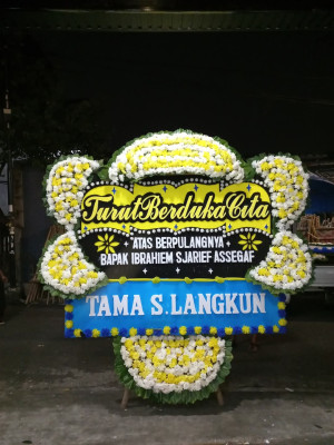 Papan Bunga Duka di Belakang Balok